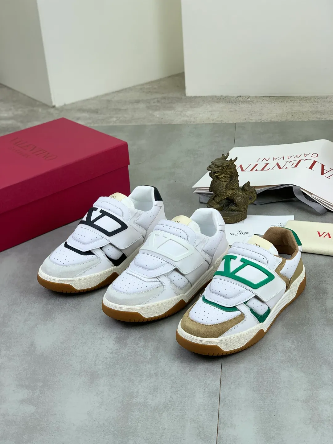 Men's men's shoes 💰P640 new style latest Valentino Valentino V family new casual young fashion trend sports shoes full of vitality, no age limit, very light and comfortable on the foot, packaging, original purchase and development, production, various color combinations are eye-catching, activate the charming sunny boy, the shoe design combines coolness with daily style, full of street feeling, multi-color options!   Fabric: original material splicing/first-layer cowhide Lining: imported cowhide/original logo sweat-absorbent and breathable foot pad Outsole: TPU foam lightweight material outsole Brand injection insole Code number: 38-46 Full set of packaging Color: 3️⃣ colors available